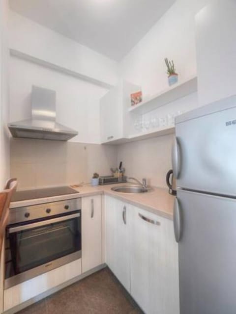 Romantic Apartment | Private kitchen | Fridge, oven, stovetop, dishwasher