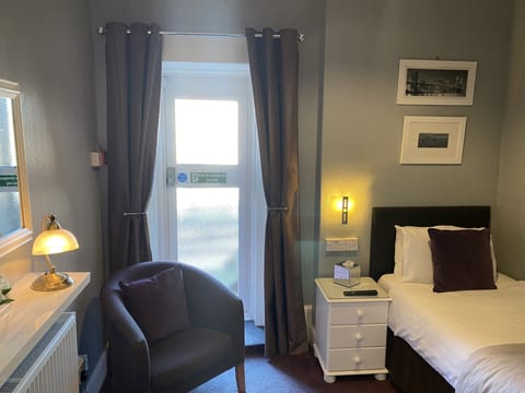 Comfort Single Room | Blackout drapes, iron/ironing board, free WiFi