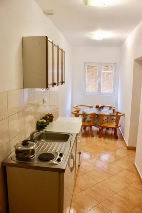 Comfort Apartment | Private kitchen | Mini-fridge, stovetop, cookware/dishes/utensils