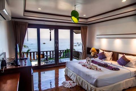 Superior Bungalow, Terrace, Sea View | In-room safe, desk, soundproofing, free WiFi