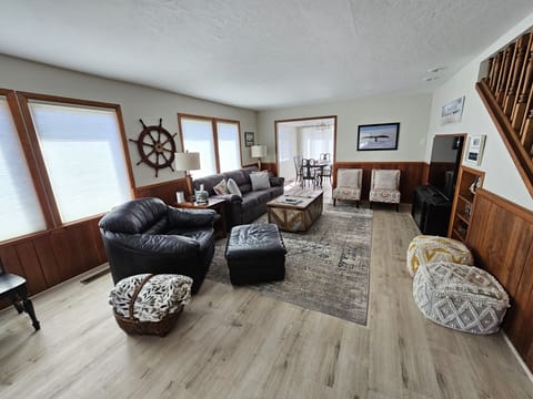 Prepare to relax in this spacious living room, play games or enjoy 65" Smart TV