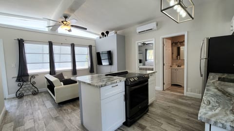 Signature Bungalow | Private kitchen | Fridge, microwave, cookware/dishes/utensils, paper towels