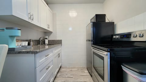 Executive Suite | Private kitchen | Fridge, microwave, cookware/dishes/utensils, paper towels