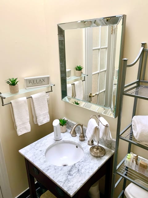 Superior Room | Bathroom | Free toiletries, hair dryer, towels, soap
