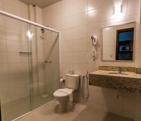 Standard Triple Room (sem cafe) | Bathroom | Shower, hair dryer, towels