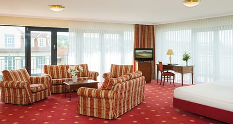 Junior Suite, 1 Double Bed (Junior-Suite mit Dachterasse) | Living area | 32-inch LCD TV with digital channels, TV