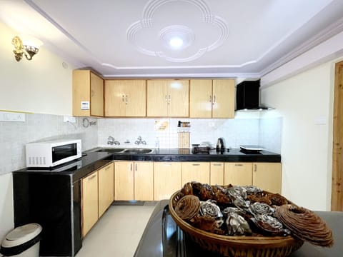 Executive Cottage | Private kitchen | Fridge, stovetop, coffee/tea maker, cookware/dishes/utensils