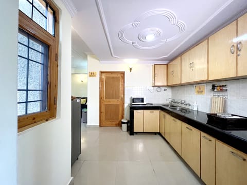 Executive Cottage | Private kitchen | Fridge, stovetop, coffee/tea maker, cookware/dishes/utensils