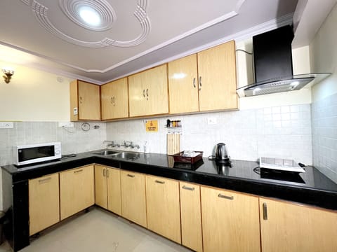 Executive Cottage | Private kitchen | Fridge, stovetop, coffee/tea maker, cookware/dishes/utensils