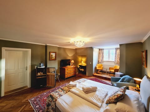 Superior Double Room | Minibar, individually decorated, individually furnished, desk