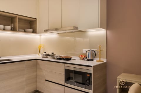 Signature 1 Bedroom | Private kitchen | Full-size fridge, microwave, oven, stovetop