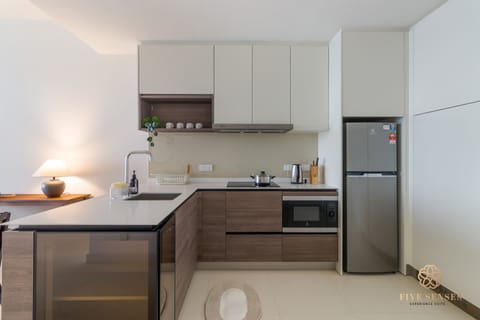 Presidential Suites | Private kitchen | Full-size fridge, microwave, oven, stovetop