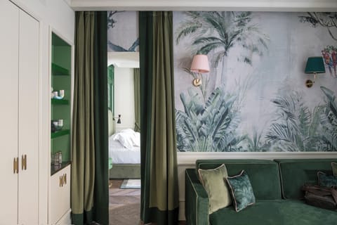 Junior Suite (35sqm) | Premium bedding, minibar, in-room safe, desk