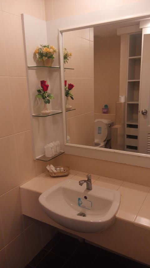 Deluxe Room | Bathroom sink
