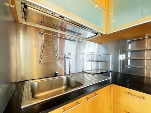 Deluxe Apartment | Private kitchen | Full-size fridge, stovetop