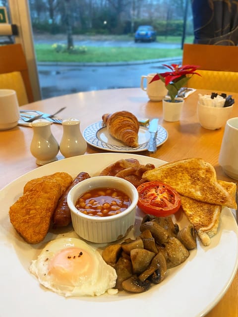 Daily buffet breakfast (GBP 10.95 per person)