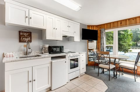 Standard Cottage | Private kitchen | Fridge, microwave, stovetop, coffee/tea maker