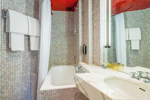 Standard Double Room | Bathroom | Hair dryer, towels, soap, shampoo