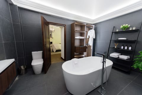 Luxury Suite | Bathroom | Shower, rainfall showerhead, hair dryer, bathrobes