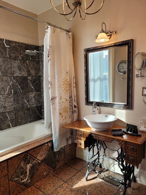 Sparrow Suite | Bathroom | Free toiletries, hair dryer, bathrobes, towels