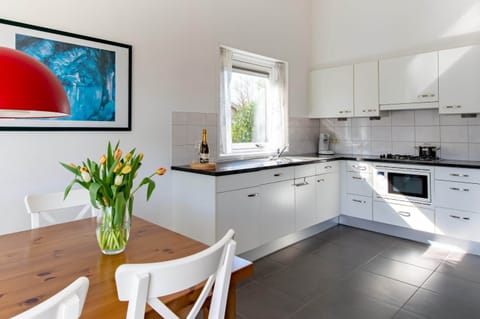 Bungalow | Private kitchen | Fridge