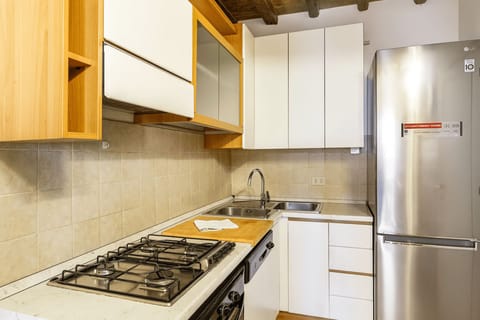 Full-size fridge, microwave, oven, dishwasher