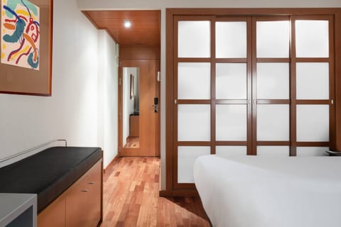 Standard Room, 1 Queen Bed, Non Smoking | Minibar, in-room safe, desk, laptop workspace