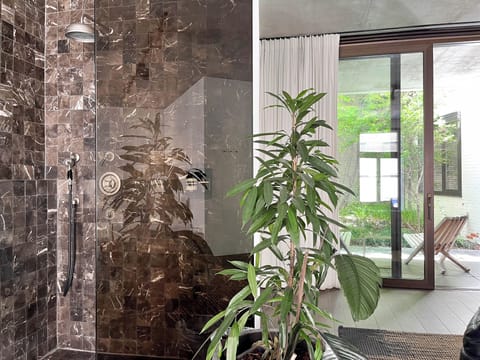 Studio, 1 King Bed (R2) | Bathroom | Shower, towels