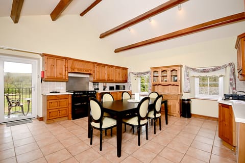 Basic Cottage | Private kitchen | Fridge, microwave, oven, stovetop