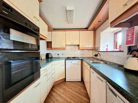 Basic Cottage | Private kitchen | Fridge, microwave, oven, stovetop