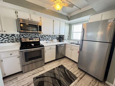 Condo, 2 Bedrooms | Private kitchen | Fridge, oven, coffee/tea maker, toaster