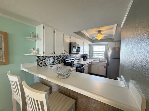 Condo, 2 Bedrooms | Private kitchen | Fridge, oven, coffee/tea maker, toaster