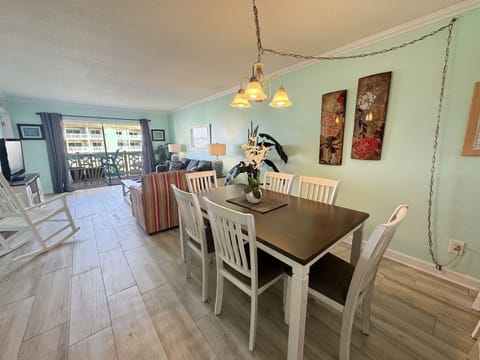 Condo, 2 Bedrooms | Dining