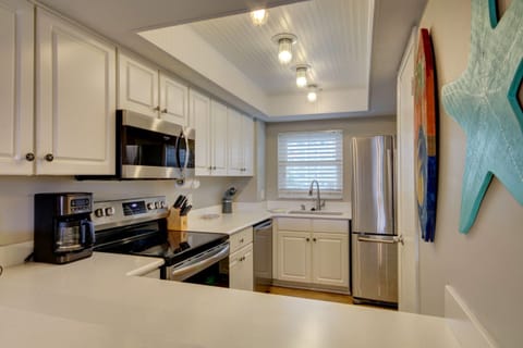 Condo, 2 Bedrooms | Private kitchen | Fridge, oven, coffee/tea maker, toaster