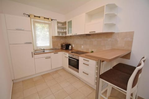 Comfort Apartment, Balcony, Bay View | Private kitchen | Fridge, microwave, oven, dishwasher