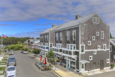 Fish Tales is a wonderfully spacious and beautifully decorated townhome located on Front Street