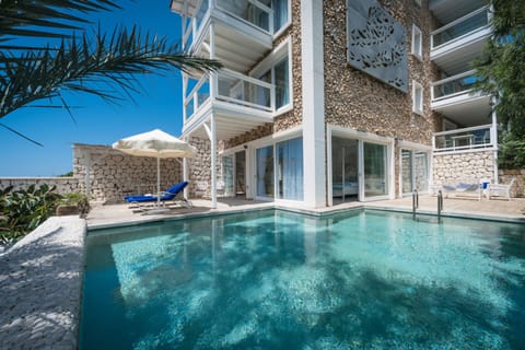 Signature Pool Suite | Exterior