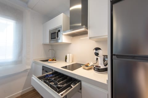 Studio | Private kitchen | Fridge, microwave, stovetop, dishwasher