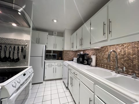 Traditional Loft, Non Smoking | Private kitchen | Fridge, microwave, oven, stovetop