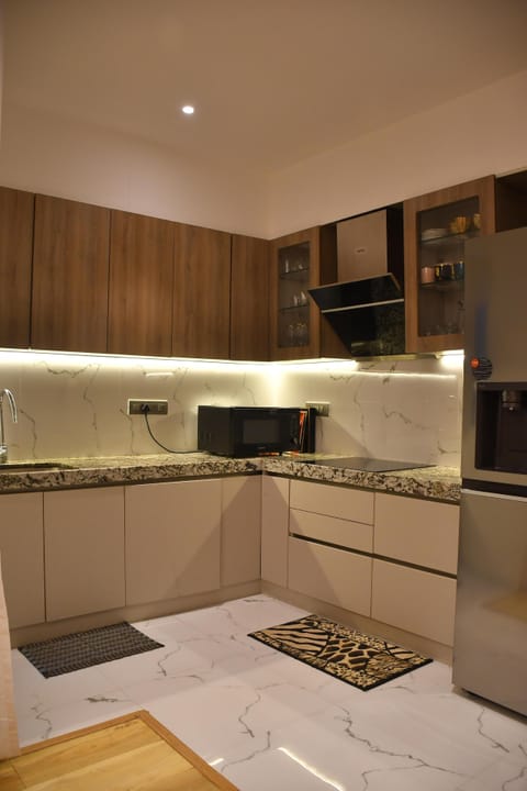 House | Private kitchen | Fridge, microwave, oven, stovetop