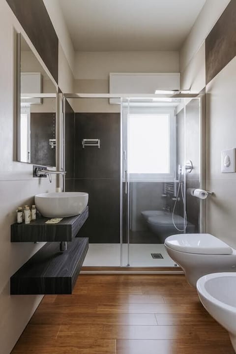 Basic Double Room | Bathroom | Shower, rainfall showerhead, hair dryer, bidet