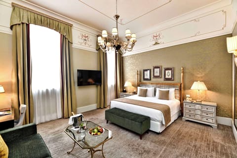 Junior Suite, Courtyard View (Garden) | Egyptian cotton sheets, premium bedding, Select Comfort beds