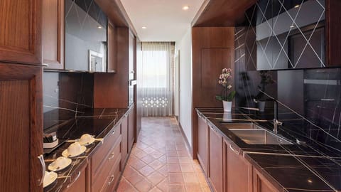 Suite (San Clemente) | Private kitchen | Coffee/tea maker, highchair