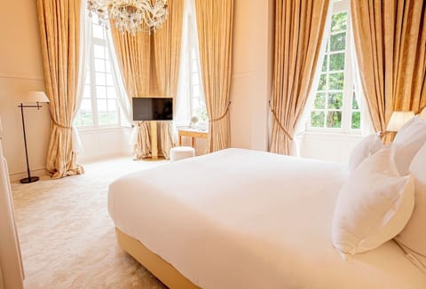 Chambre Deluxe Château | Premium bedding, minibar, in-room safe, individually decorated