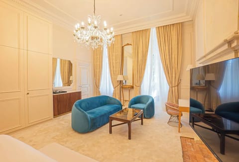 Chambre Deluxe Château | Living area | 90-inch flat-screen TV with satellite channels, TV, Netflix