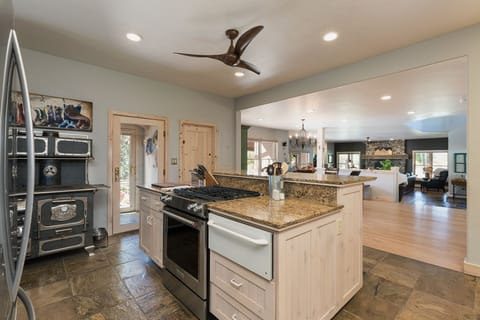 Main House - Kitchen and Bar