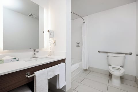 Standard Room | Bathroom | Combined shower/tub, hair dryer, towels