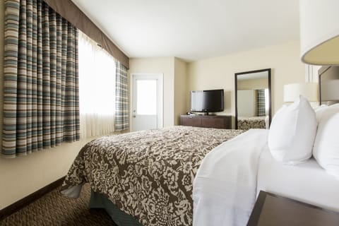 Suite, 1 Bedroom | Pillowtop beds, in-room safe, laptop workspace, blackout drapes