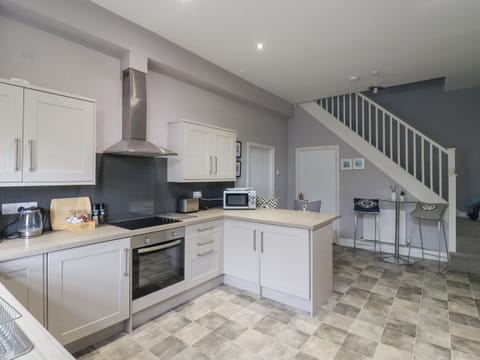 Cottage | Private kitchen | Fridge, dishwasher, electric kettle, toaster