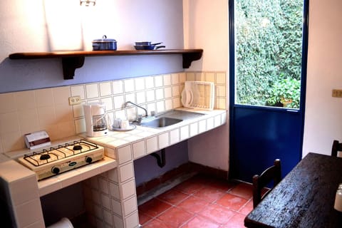 Suite | Private kitchenette | Coffee/tea maker